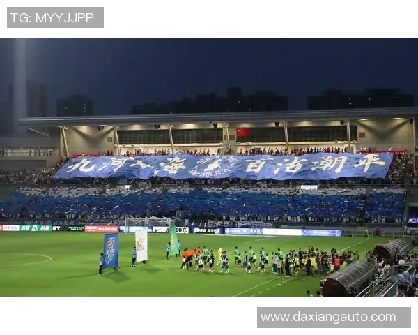 足球明星热情拥抱球迷展现真挚情感球场内外温馨时刻感动全场